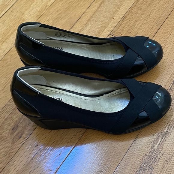 Kenneth Cole Reaction Black Pep-toed Wedge Heels shoes size 7 - Picture 2 of 5